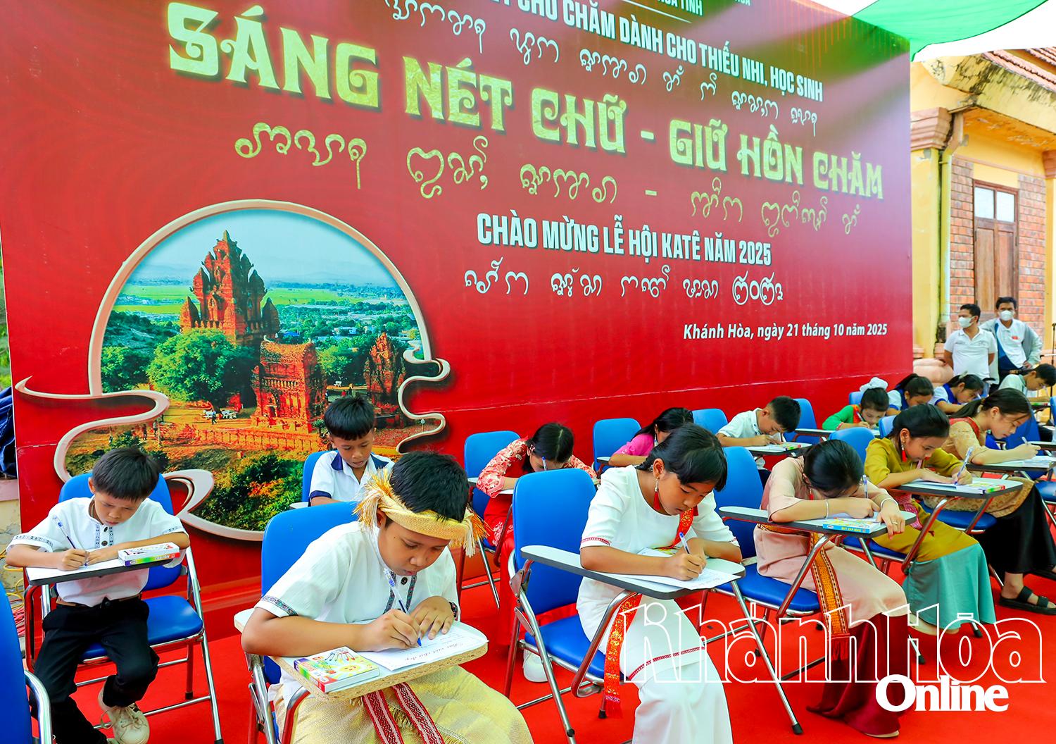 Các thí sinh tham gia hội thi viết chữ Chăm “Sáng nét chữ - Giữ hồn Chăm”.