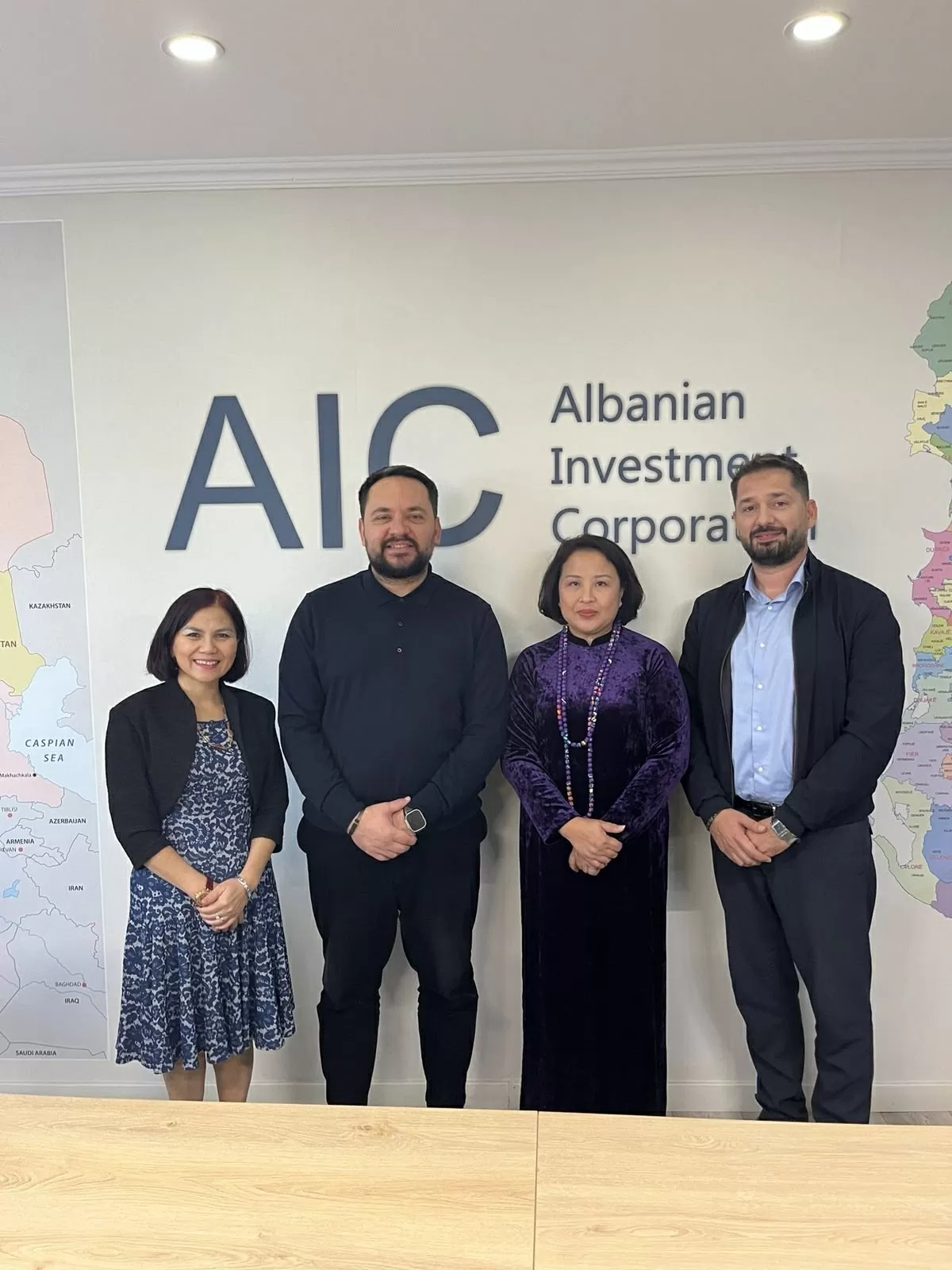 El Embajador de Vietnam presenta cartas credenciales al Presidente de Albania Đại sứ Việt Nam trình Quốc thư lên Tổng thống Albania