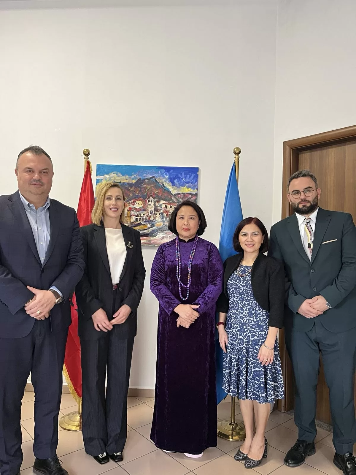 El Embajador de Vietnam presenta cartas credenciales al Presidente de Albania Đại sứ Việt Nam trình Quốc thư lên Tổng thống Albania