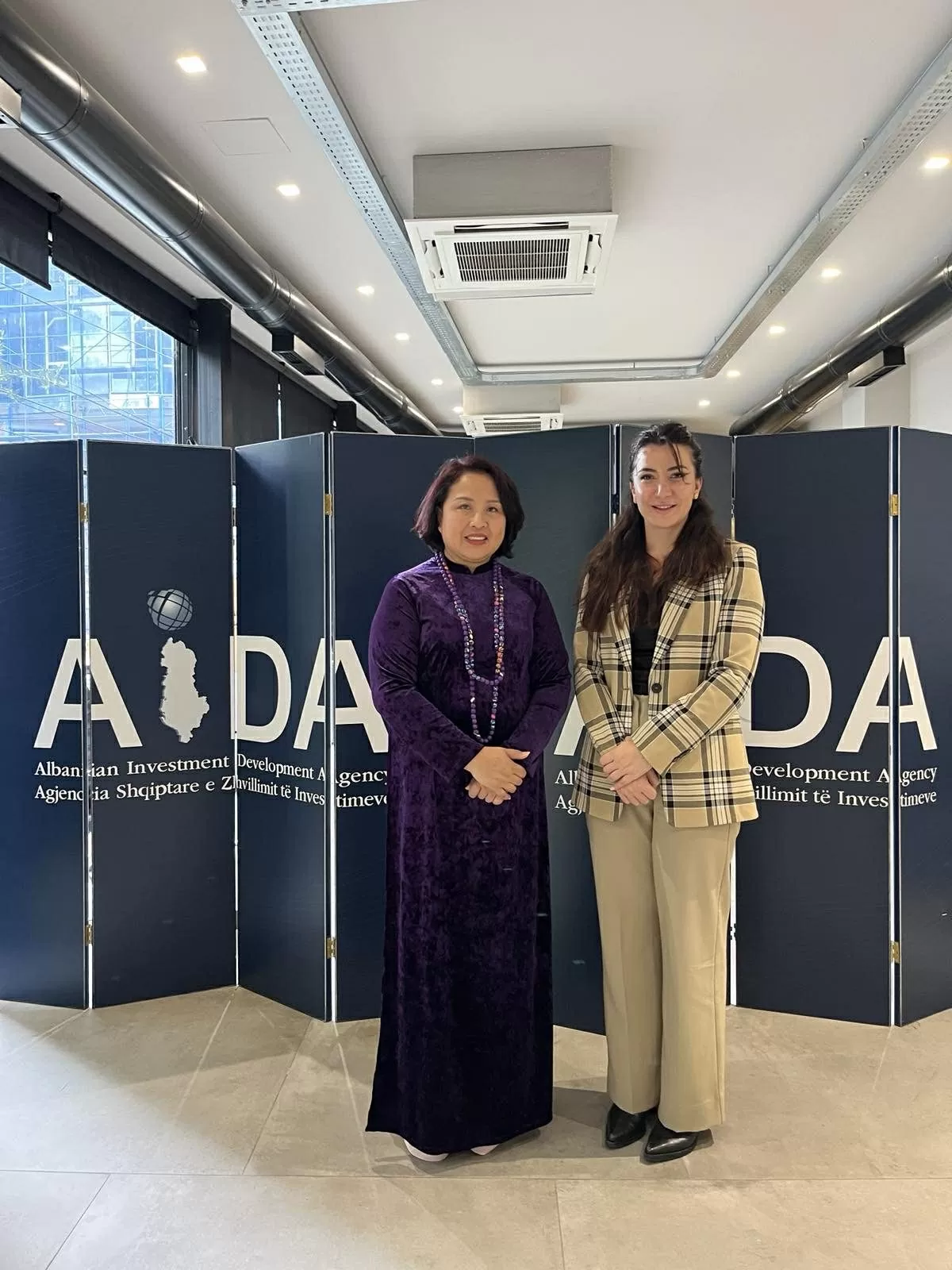 El Embajador de Vietnam presenta cartas credenciales al Presidente de Albania Đại sứ Việt Nam trình Quốc thư lên Tổng thống Albania