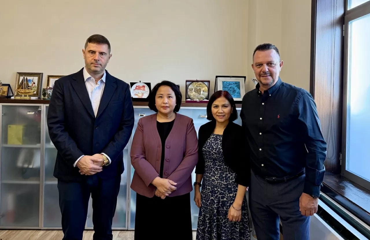 El Embajador de Vietnam presenta cartas credenciales al Presidente de Albania Đại sứ Việt Nam trình Quốc thư lên Tổng thống Albania