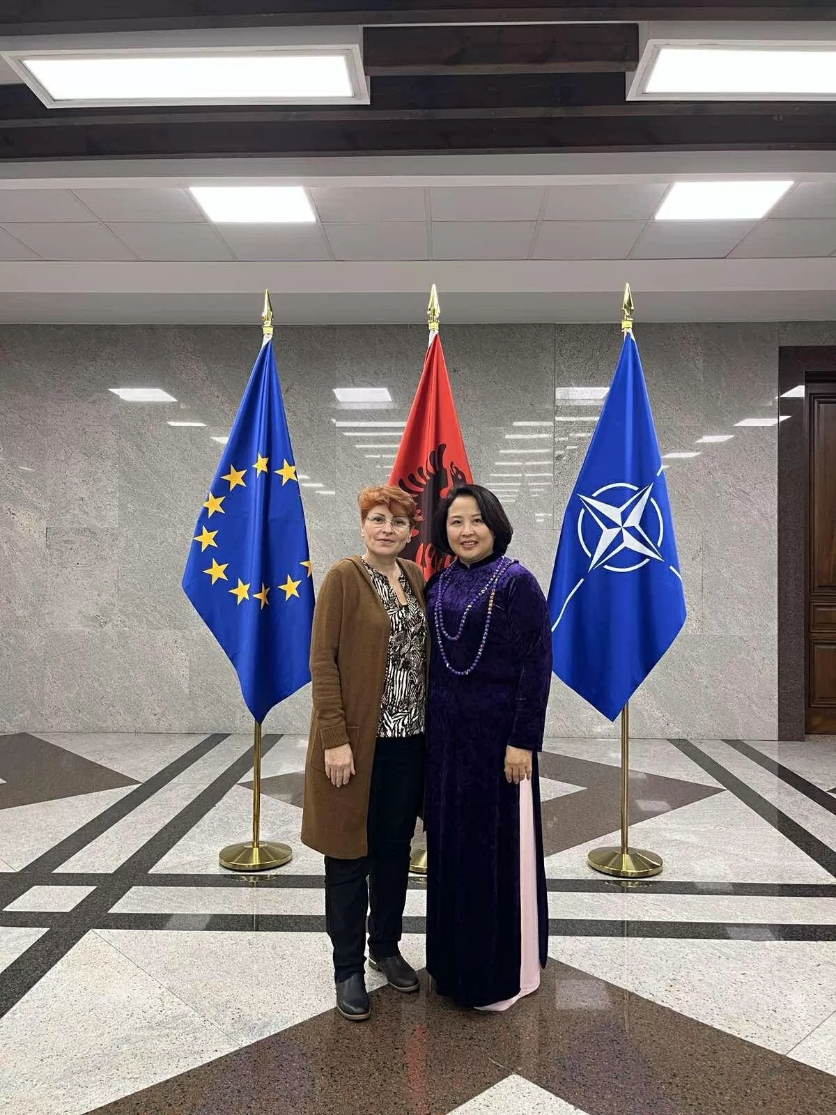 El Embajador de Vietnam presenta cartas credenciales al Presidente de Albania Đại sứ Việt Nam trình Quốc thư lên Tổng thống Albania