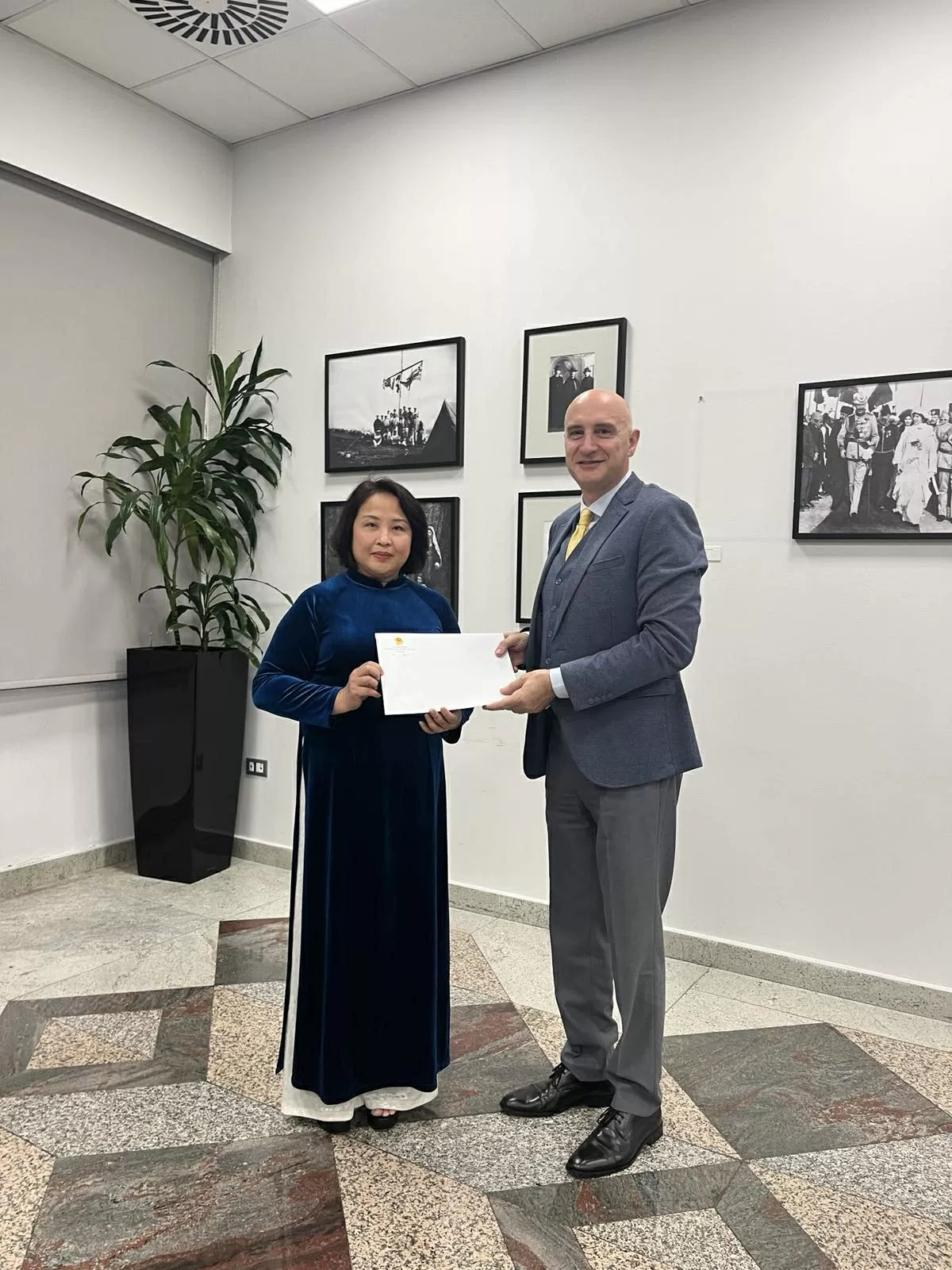 El Embajador de Vietnam presenta cartas credenciales al Presidente de Albania Đại sứ Việt Nam trình Quốc thư lên Tổng thống Albania