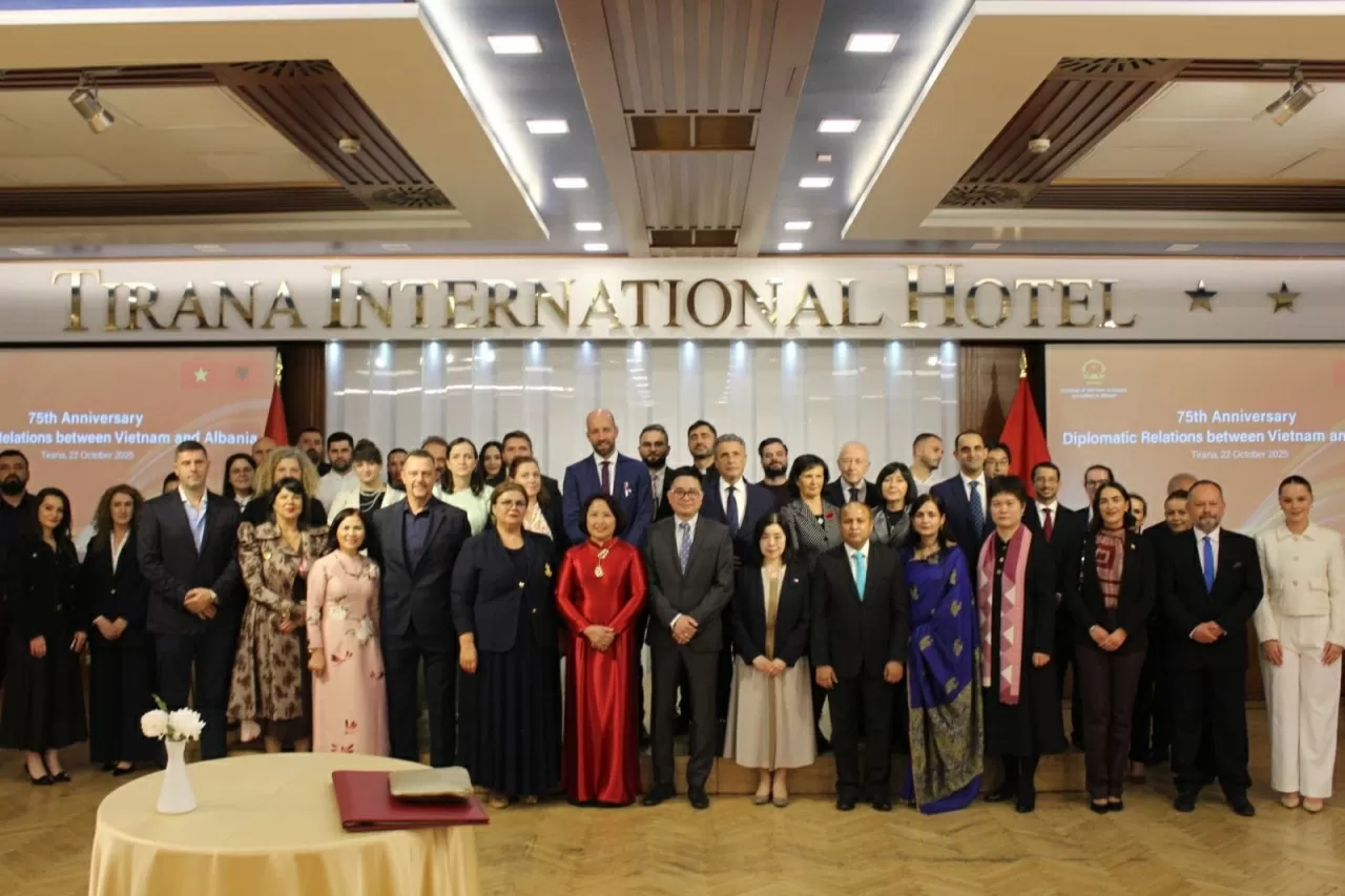 El Embajador de Vietnam presenta cartas credenciales al Presidente de Albania Đại sứ Việt Nam trình Quốc thư lên Tổng thống Albania