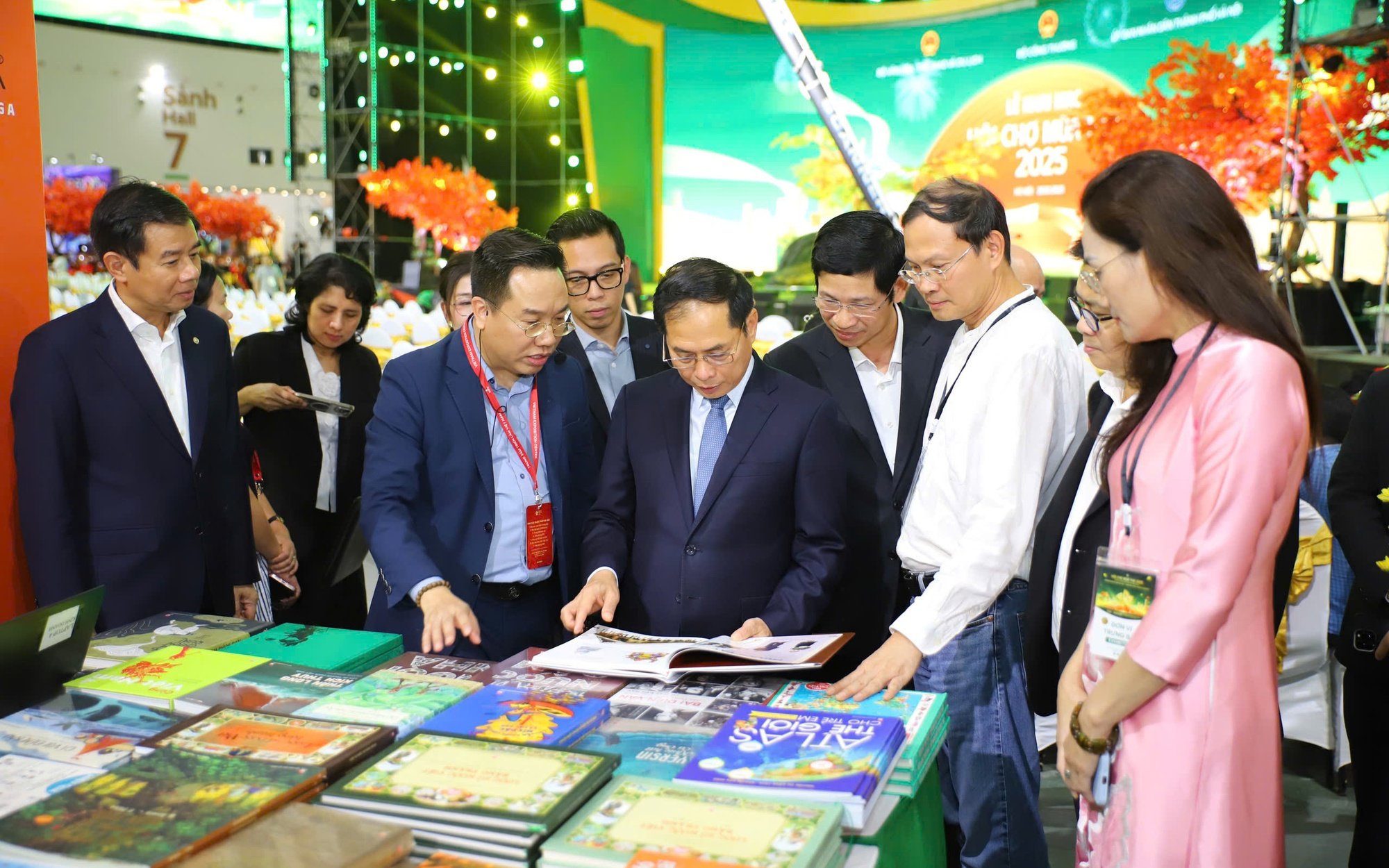 O vice-primeiro-ministro Bui Thanh Son inspeciona os preparativos para a Feira de Outono de 2025