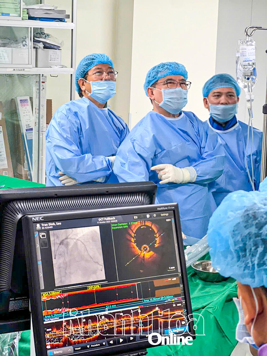 Utför koronar OCT på Khanh Hoa General Hospital.