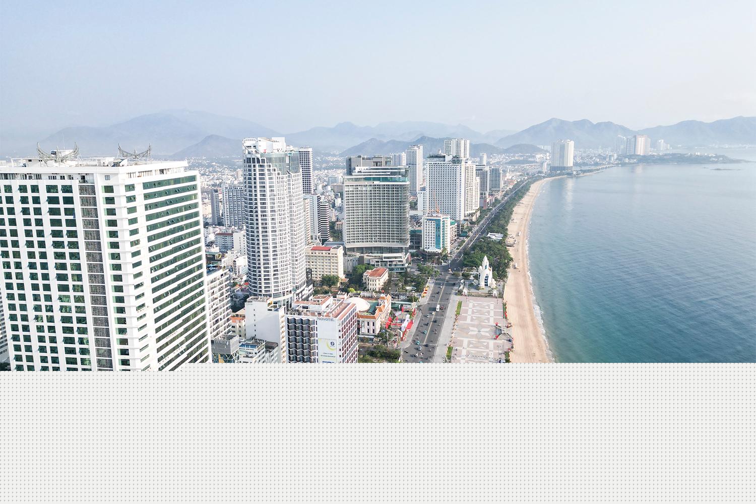 Ao longo da costa leste de Tran Phu - a rua Pham Van Dong será reformada e renovada.