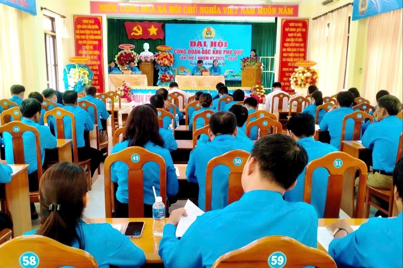 dai-dien-cac-cdcs-dac-khu-phu-quy-tham-gia-dai-hoi-cong-doan-lan-i(1).jpg