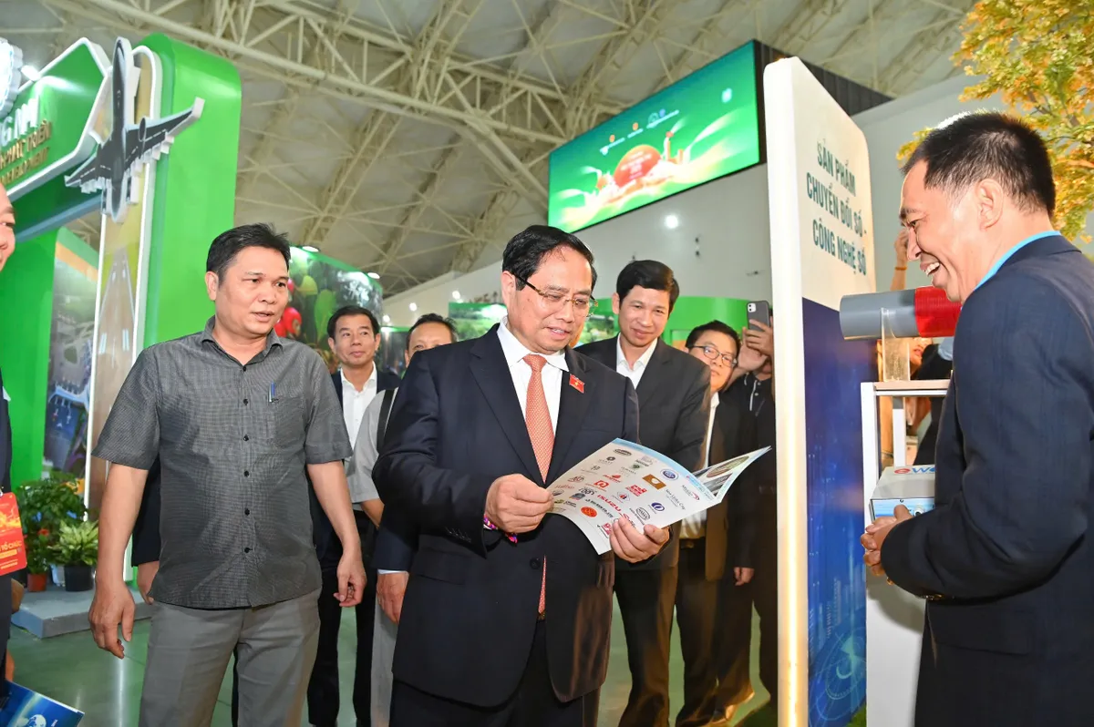 Thủ tướng Phạm Minh Chính: Hội chợ Mùa Thu phải thể hiện bản sắc Việt Nam hội nhập và sáng tạo - Ảnh 1.