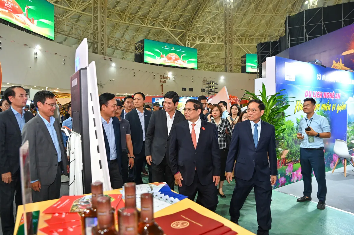 Thủ tướng Phạm Minh Chính: Hội chợ Mùa Thu phải thể hiện bản sắc Việt Nam hội nhập và sáng tạo - Ảnh 6.