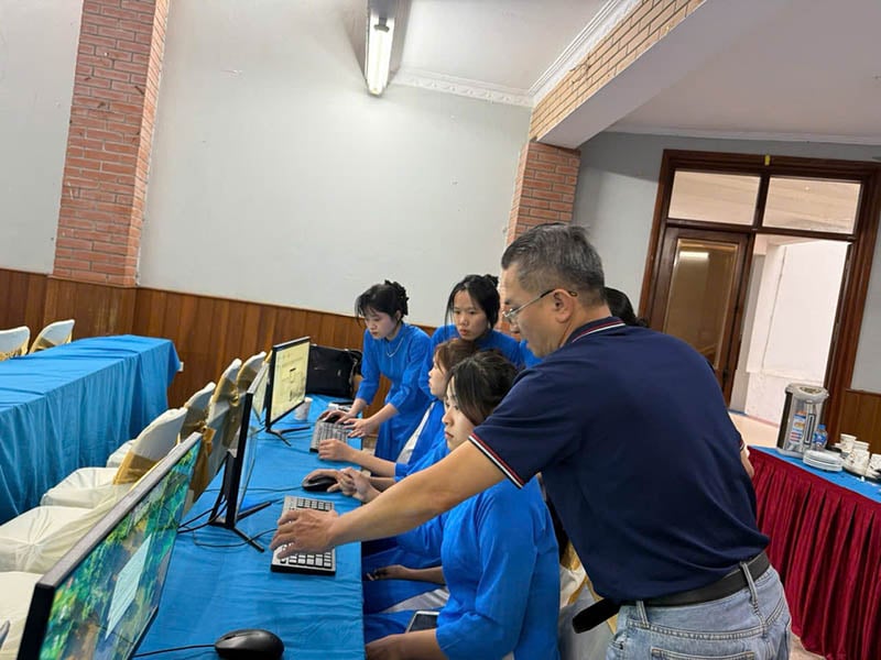 O Sr. Nguyen Vinh Tam, Presidente do Conselho de Administração do DiHotel, orienta diretamente os alunos da Faculdade de Turismo de Hanói no uso do software. Ông Nguyễn Vĩnh Tâm, Chủ tịch HĐQT DiHotel hướng dẫn trực tiếp cho các em sinh viên trường Cao đẳng du lịch Hà Nội thao tác phầm mềm.