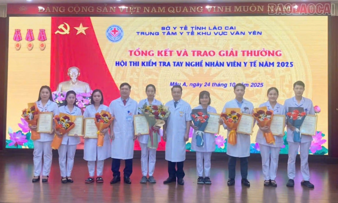 baolaocai-tr_cac-thi-sinh-dat-giai-chup-anh-cung-ban-giam-doc-4234.jpg