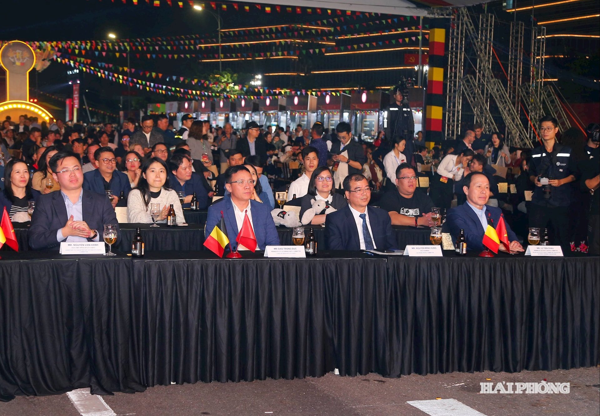 ສະຫາຍ ເລ​ຕຽນ​ເຈົາ, ກຳມະການ​ສູນ​ກາງ​ພັກ, ​ເລຂາ​ຄະນະ​ພັກ​ນະຄອນ ພ້ອມ​ດ້ວຍ​ບັນດາ​ຜູ້​ແທນ​ເຂົ້າ​ຮ່ວມ​ພິທີ​ໄຂ​ງານ​ບຸນ​ວັດທະນະທຳ ​ແລະ ປຸງ​ແຕ່ງ​ອາຫານ ​ແບນ​ຊິກ 2025.