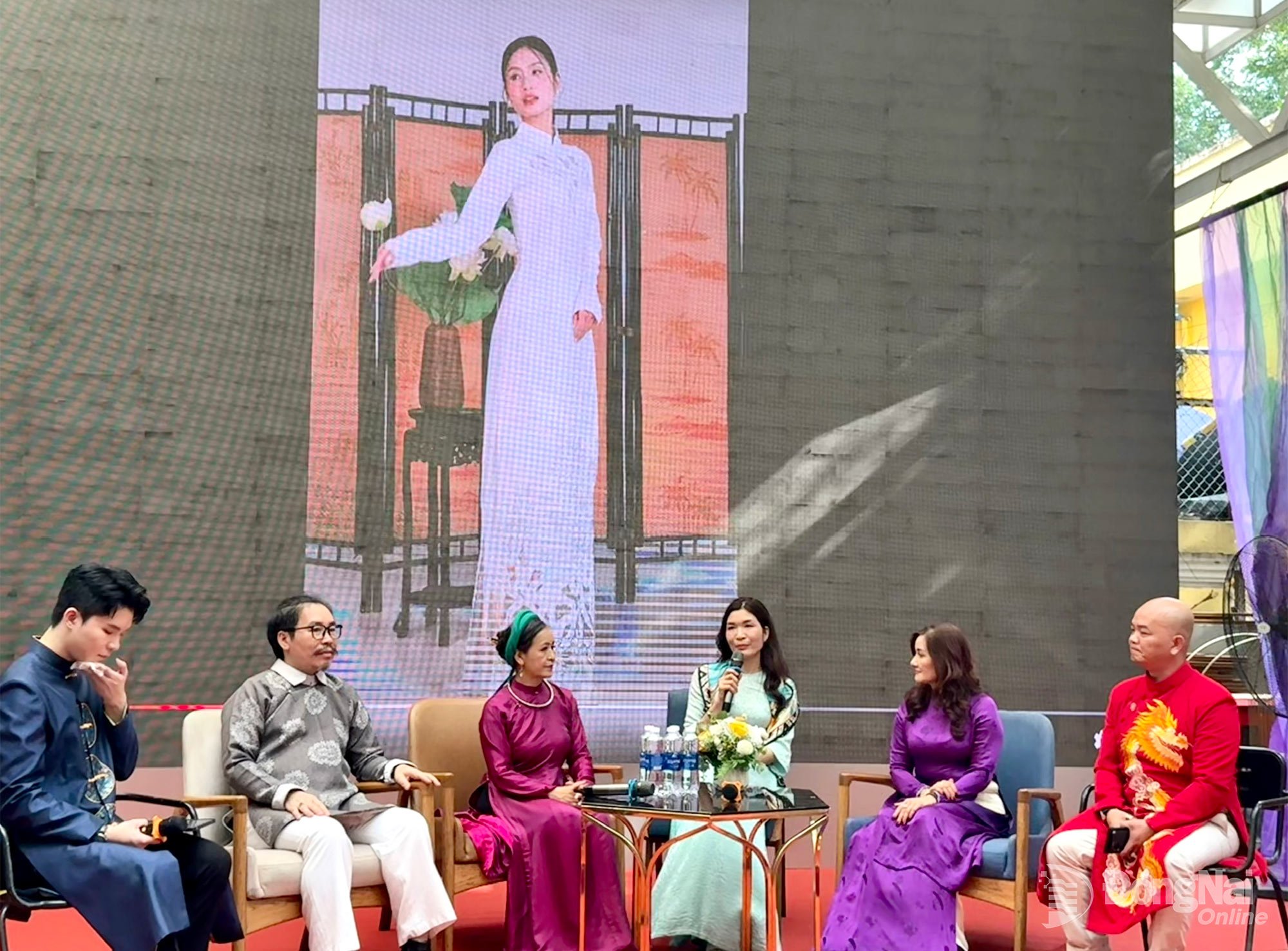Diseñadores, artesanos y embajadores de Ao Dai compartieron en el Seminario sobre Desarrollo Sostenible de la Artesanía Ao Dai en la Calle del Libro de la ciudad de Ho Chi Minh.