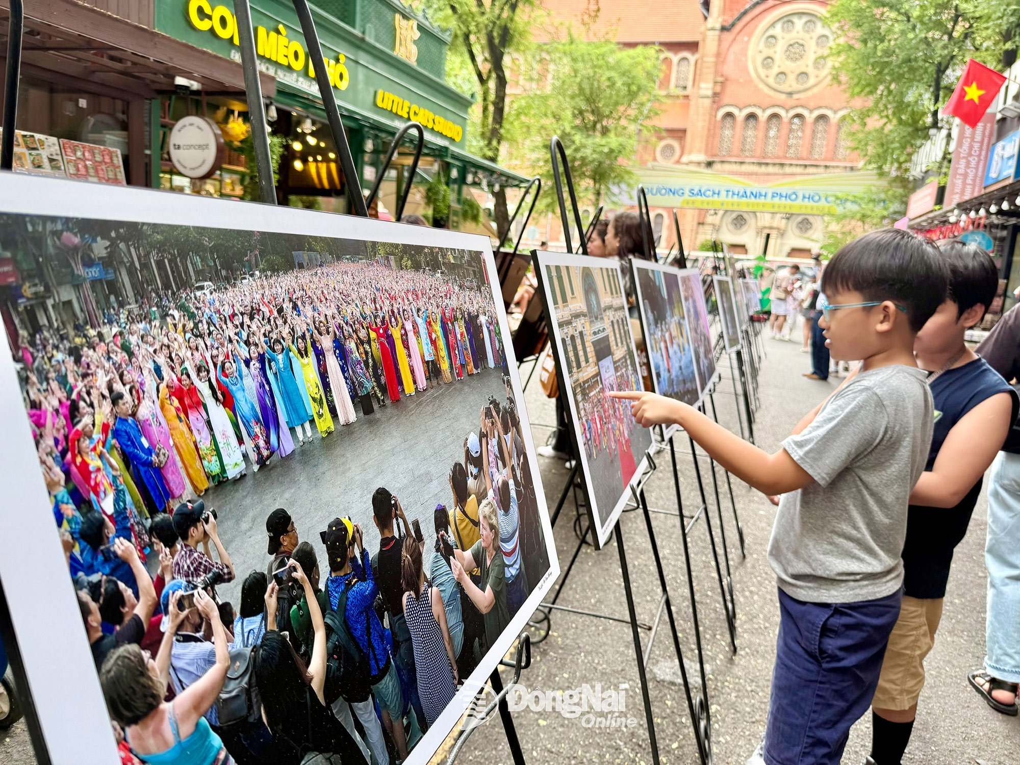 Los turistas visitan una exposición fotográfica en el Festival Cultural Ao Dai de la ciudad de Ho Chi Minh el 19 de octubre.
