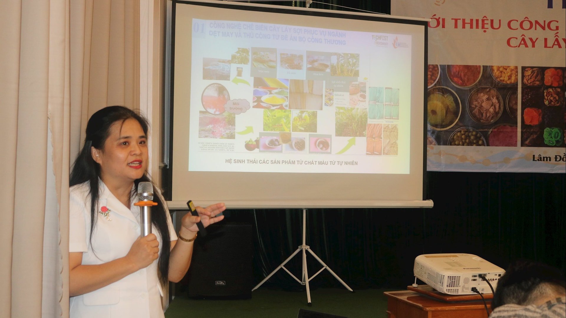 Dr. Pham Thi Hong Phuong introducerar fiberbearbetningsteknik i provinsen.