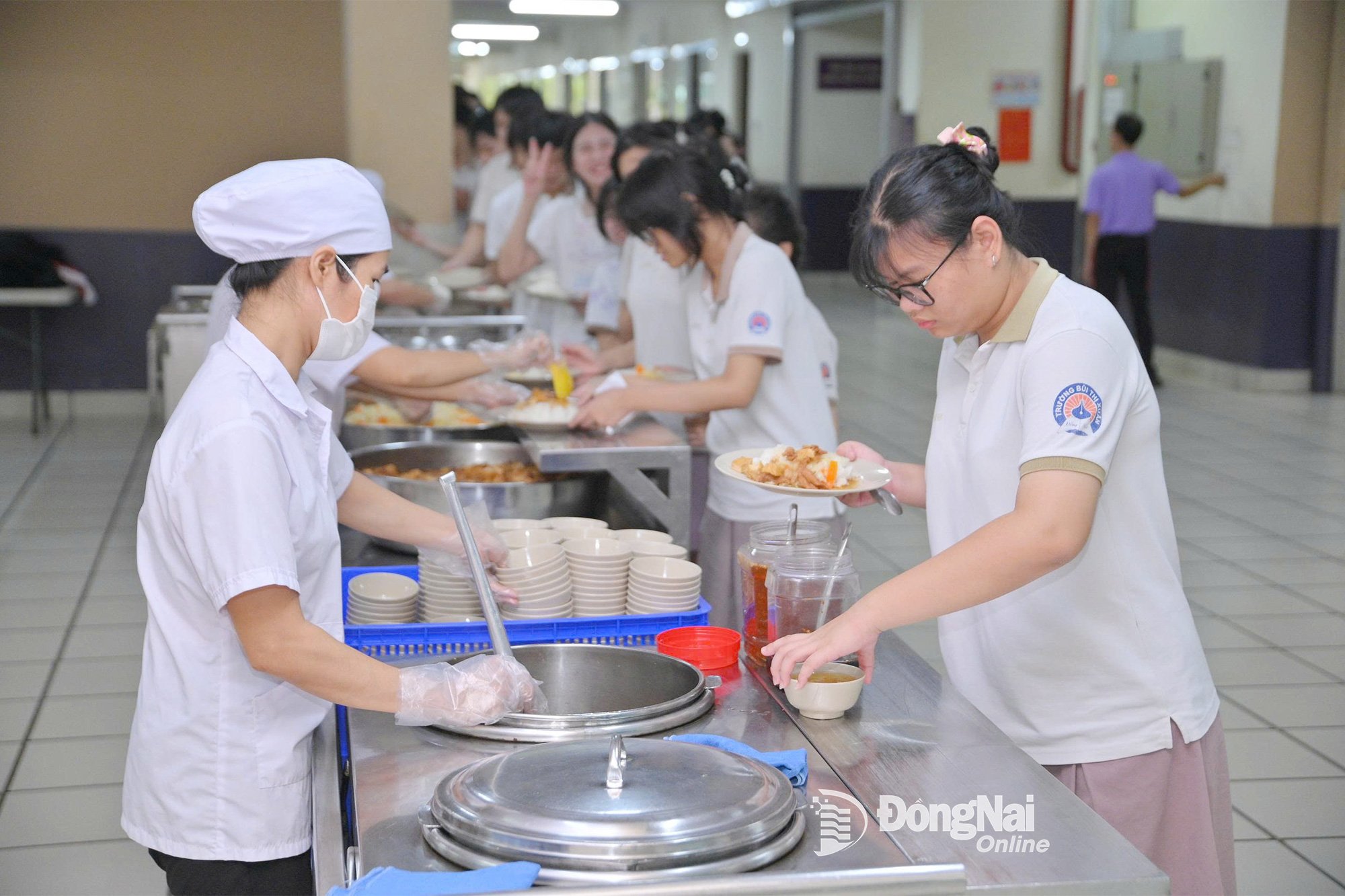 Học sinh Trường TH-THCS-THPT Bùi Thị Xuân (phường Tam Hiệp) ăn trưa tại căng-tin của nhà trường. Ảnh: Công Nghĩa