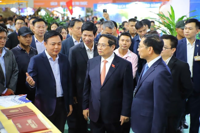 Prime Minister Pham Minh visits and inspects the preparations of booths at the first Autumn Fair 2025 - Photo 1. Thủ tướng Phạm Minh thăm, kiểm tra công tác chuẩn bị của các gian hàng tại Hội chợ mùa Thu lần thứ nhất 2025 - Ảnh 1.