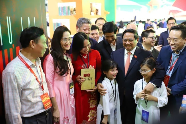 Prime Minister Pham Minh visits and inspects the preparations of booths at the first Autumn Fair 2025 - Photo 2. Thủ tướng Phạm Minh thăm, kiểm tra công tác chuẩn bị của các gian hàng tại Hội chợ mùa Thu lần thứ nhất 2025 - Ảnh 2.