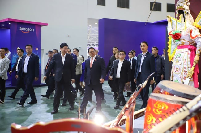 Prime Minister Pham Minh visits and inspects the preparations of booths at the first Autumn Fair 2025 - Photo 3. Thủ tướng Phạm Minh thăm, kiểm tra công tác chuẩn bị của các gian hàng tại Hội chợ mùa Thu lần thứ nhất 2025 - Ảnh 3.