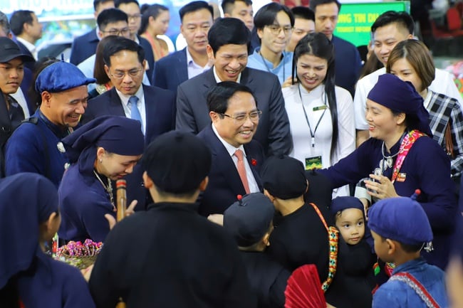 Prime Minister Pham Minh visits and inspects the preparations of booths at the first Autumn Fair 2025 - Photo 5. Thủ tướng Phạm Minh thăm, kiểm tra công tác chuẩn bị của các gian hàng tại Hội chợ mùa Thu lần thứ nhất 2025 - Ảnh 5.