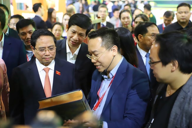 Prime Minister Pham Minh visits and inspects the preparations of booths at the first Autumn Fair 2025 - Photo 6. Thủ tướng Phạm Minh thăm, kiểm tra công tác chuẩn bị của các gian hàng tại Hội chợ mùa Thu lần thứ nhất 2025 - Ảnh 6.