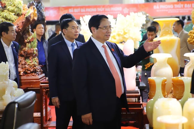 Prime Minister Pham Minh visits and inspects the preparations of booths at the first Autumn Fair 2025 - Photo 7. Thủ tướng Phạm Minh thăm, kiểm tra công tác chuẩn bị của các gian hàng tại Hội chợ mùa Thu lần thứ nhất 2025 - Ảnh 7.