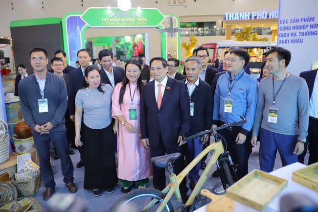 Prime Minister Pham Minh visits and inspects the preparations of booths at the first Autumn Fair 2025 - Photo 8. Thủ tướng Phạm Minh thăm, kiểm tra công tác chuẩn bị của các gian hàng tại Hội chợ mùa Thu lần thứ nhất 2025 - Ảnh 8.