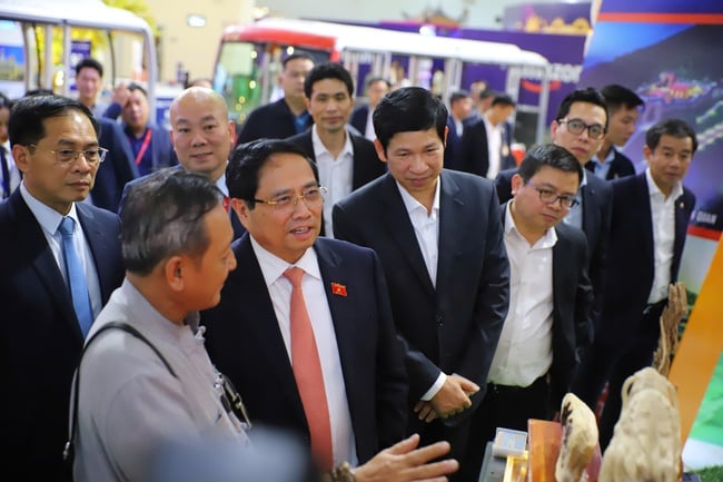 Prime Minister Pham Minh visits and inspects the preparations of booths at the first Autumn Fair 2025 - Photo 10. Thủ tướng Phạm Minh thăm, kiểm tra công tác chuẩn bị của các gian hàng tại Hội chợ mùa Thu lần thứ nhất 2025 - Ảnh 10.