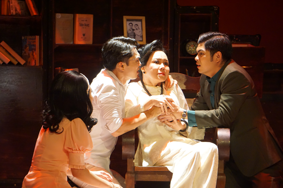 Premiul Mai Vang - Nominalizat la categoria „Piesă de teatru”: Punere în scenă inteligentă, ritm vioi - Fotografia 1. Giải Mai Vàng - Đề cử hạng mục