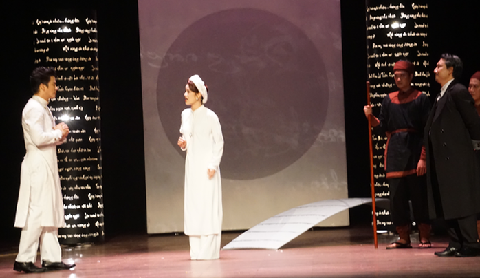 Premiul Mai Vang - Nominalizat la categoria „Piesă de teatru”: Punere în scenă inteligentă, ritm vioi - Fotografia 2. Giải Mai Vàng - Đề cử hạng mục