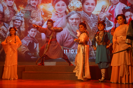 Premiul Mai Vang - Nominalizat la categoria „Piesă de teatru”: Punere în scenă inteligentă, ritm vioi - Fotografia 3. Giải Mai Vàng - Đề cử hạng mục