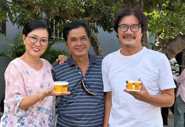 O artista Mai Tran ajuda sua esposa a vender produtos on-line por causa da perda de memória e não pode atuar em filmes - Foto 2. Nghệ sĩ Mai Trần phụ vợ bán hàng online vì trí nhớ giảm, không thể đóng phim- Ảnh 2.