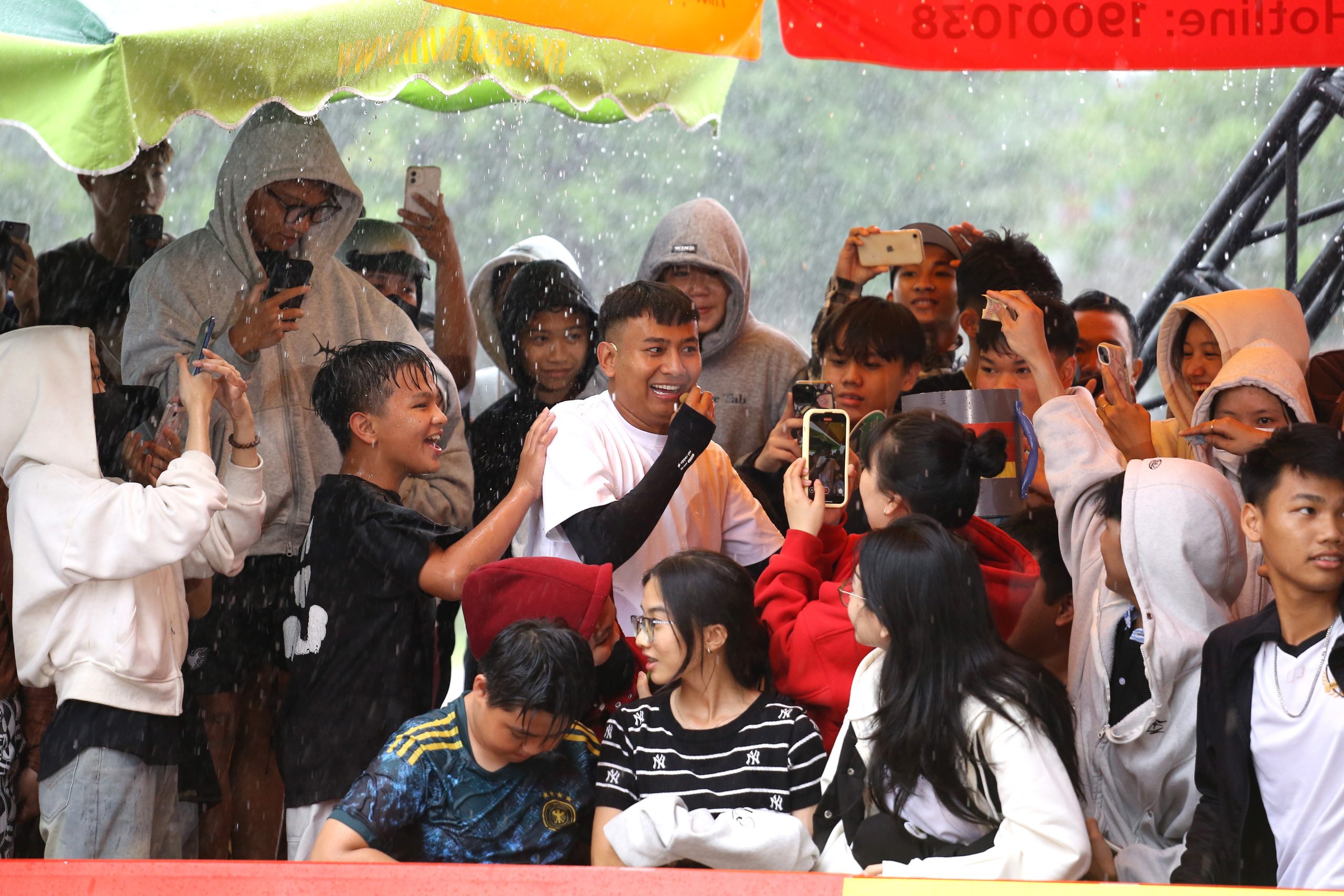 Navzdory dešti zůstalo ve studiu velké publikum, které povzbuzovalo diváky, komunikovalo s umělci a zejména darovalo peníze na podporu potřebných.