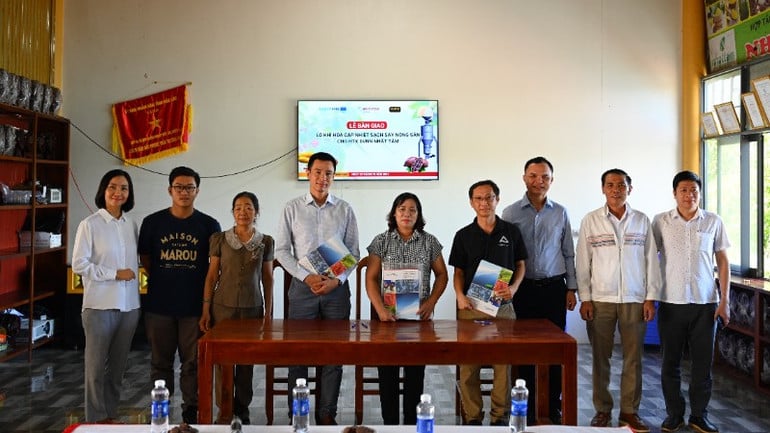 dai-dien-helvetas-viet-nam-va-cac-don-vi-phoi-hop-thuc-hien-ban-giao-lo-khi-hoa-cho-htx-nhat-tam-4828.jpg
