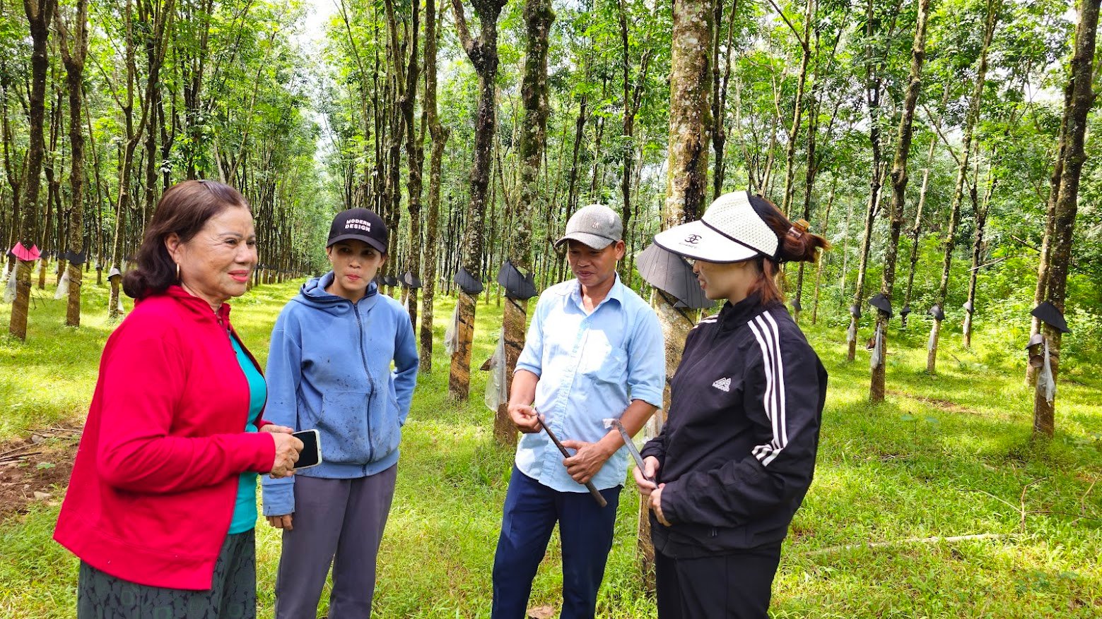 Cik Nguyen Thi Lan (kiri sekali) sering turun ke kebun, bercakap terus untuk menggalakkan dan memantau produktiviti pekerja. Foto: T.T