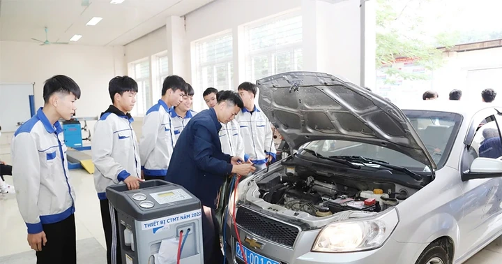 Ces dernières années, parallèlement à la mise en œuvre de la Stratégie des affaires ethniques pour la période 2021-2030, la province de Phu Tho a accordé une attention particulière à la formation professionnelle et à la création d'emplois pour les tr