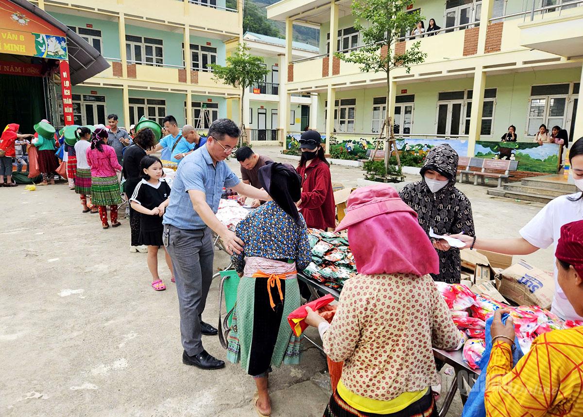 ທ່ານຮ່ວາງວັນຫາຍໄດ້ເຄື່ອນໄຫວຢ່າງຕັ້ງໜ້າ, ມອບເຄື່ອງອຸປະຖຳທີ່ຈຳເປັນຫຼາຍຢ່າງເພື່ອຊ່ວຍເຫຼືອປະຊາຊົນຢູ່ເຂດປະສົບໄພ.