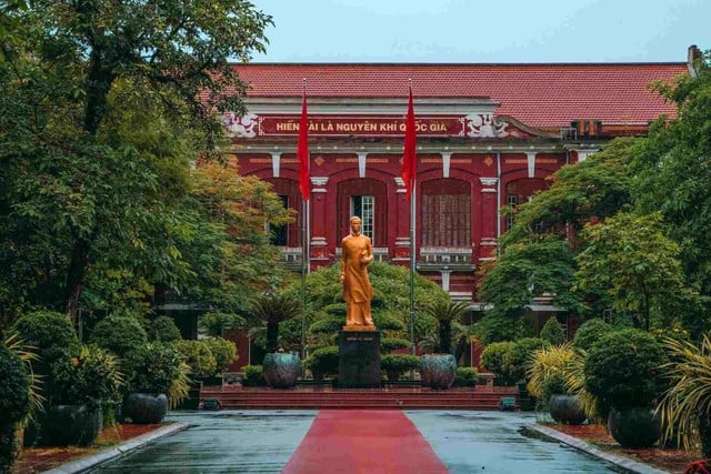 សម្រស់នៃសតវត្ស Quoc Hoc - Hue និងការប្រកួតផ្លូវទៅកាន់ Olympia - រូបថត ៥. Vẻ đẹp trăm năm Quốc Học – Huế và cuộc thi Đường lên đỉnh Olympia - Ảnh 5.
