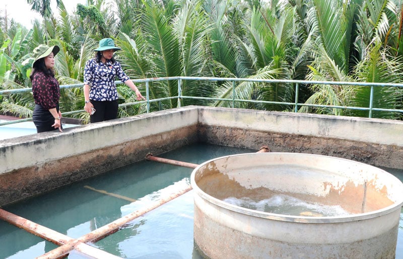 Vicevoorzitter van de Provinciale Volksraad - Le Thi Thuy Kieu - inspecteerde het waterleidingstation My Cam.