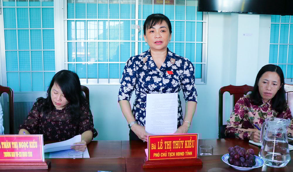 De vicevoorzitter van de Provinciale Volksraad, Le Thi Thuy Kieu, sprak tijdens de werksessie van het Volkscomité van de gemeente Cang Long.