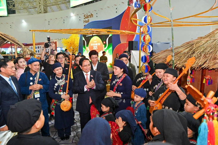 Premiér Pham Minh Chinh kontroluje přípravy na podzimní veletrh - Foto 1. Thủ tướng Phạm Minh Chính kiểm tra công tác chuẩn bị Hội chợ Mùa thu - Ảnh 1.