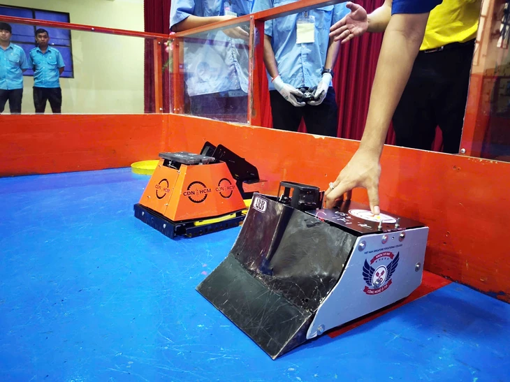 Pertarungan robot yang menakjubkan: mengejar, berhadapan, dan bertarung untuk setiap poin - Foto 2. Những màn 'so găng' robot nghẹt thở: Rượt đuổi, chạm trán, giành giật từng điểm số - Ảnh 2.