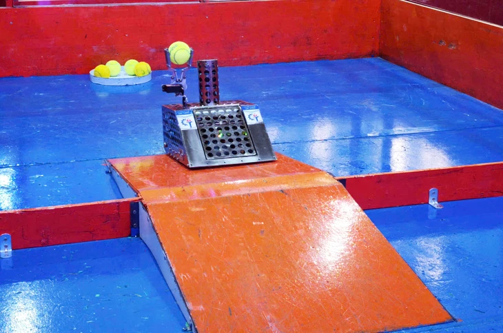 Pertarungan robot yang menakjubkan: mengejar, berhadapan, dan bertarung untuk setiap poin - Foto 5. Những màn 'so găng' robot nghẹt thở: Rượt đuổi, chạm trán, giành giật từng điểm số - Ảnh 5.