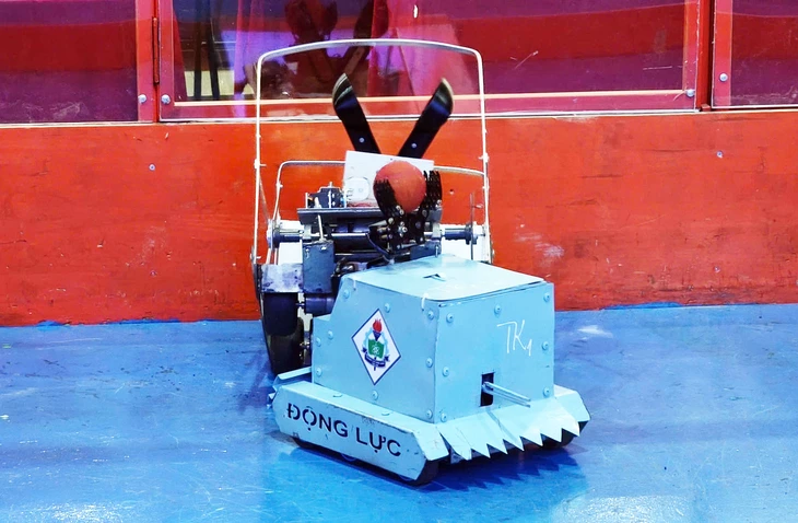 Pertarungan robot yang menakjubkan: mengejar, berhadapan, dan bertarung untuk setiap poin - Foto 6. Những màn 'so găng' robot nghẹt thở: Rượt đuổi, chạm trán, giành giật từng điểm số - Ảnh 6.