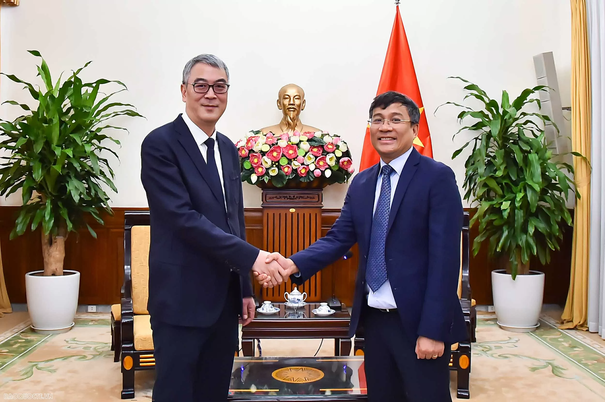 Thứ trưởng Thường trực Nguyễn Minh Vũ tiếp Phó Thị trưởng Trùng Khánh Từ Kiến