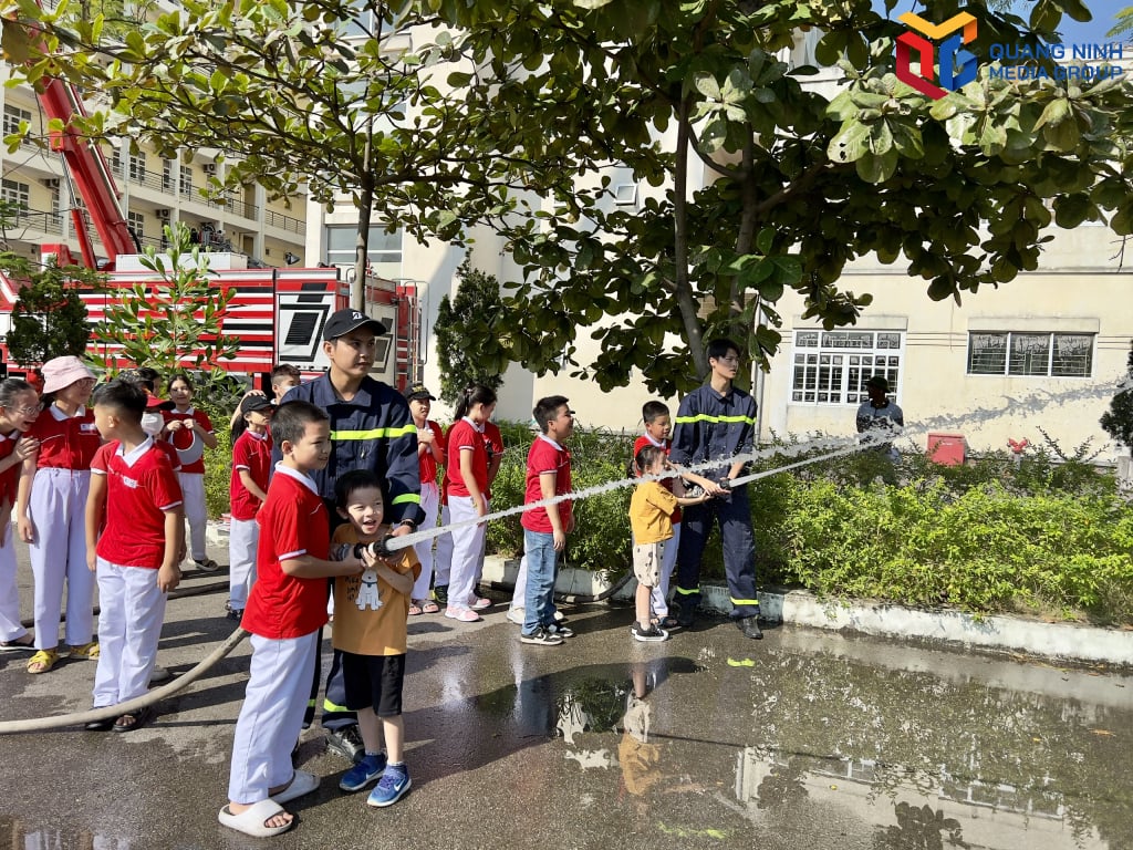 Các em học sinh được tham gia trải nghiệm kỹ năng dùng lăng, vòi chữa cháy.