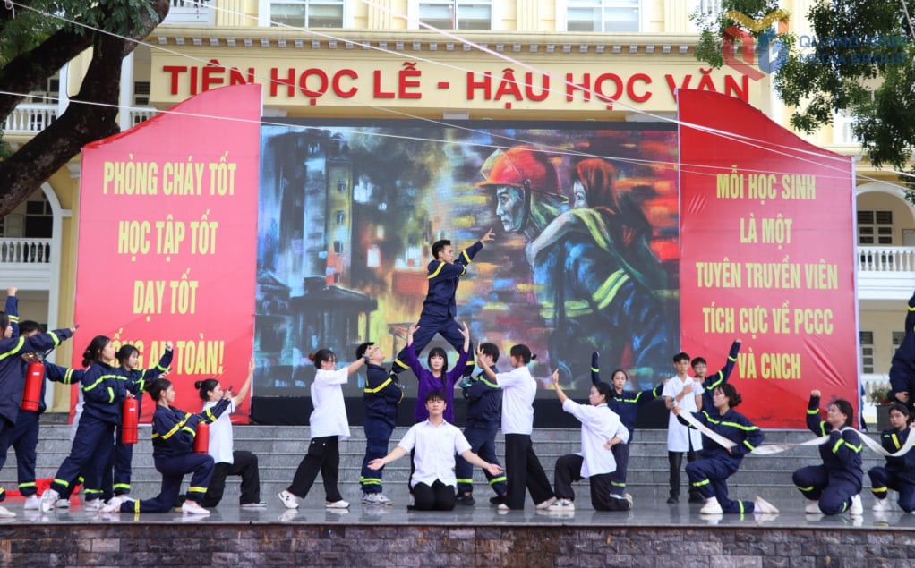 Phần thi chào hỏi của một trong 5 đội thi.