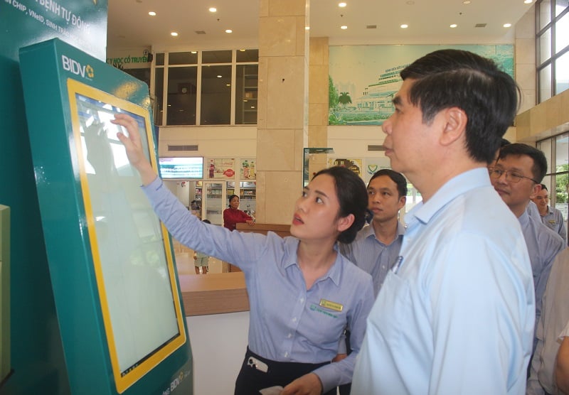 นายลัม ไห่ ซาง รองประธานคณะกรรมการประชาชนจังหวัดจาลาย ตรวจสอบการดำเนินงานของตู้ตรวจสุขภาพอัจฉริยะที่โรงพยาบาลบิ่ญดิ่ญ Phó Chủ tịch UBND tỉnh Gia Lai Lâm Hải Giang kiểm tra tình hình hoạt động kiosk y tế thông minh tại Bệnh viện Bình Định.
