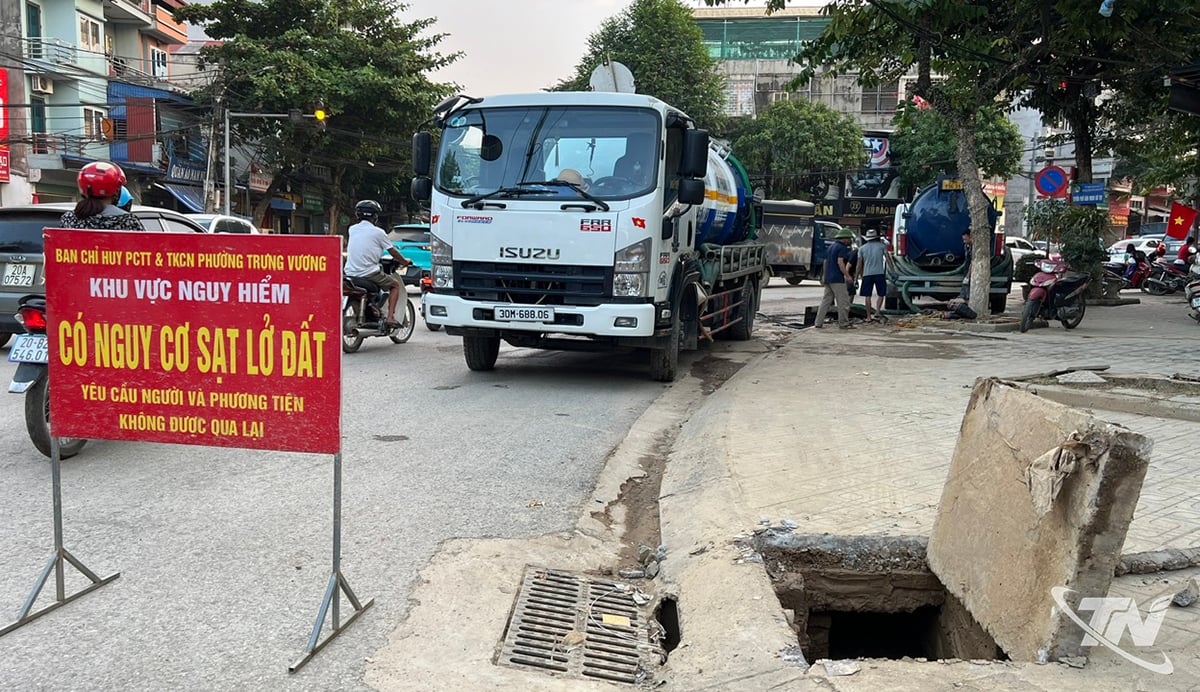 חברת Thai Nguyen Urban Infrastructure Development and Drainage One Member Co., Ltd. שואבת בוץ ואדמה מקטע ביוב לאחר שיטפונות.